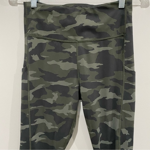 ATHLETA Ultimate Camo 7/8 Tight Leggings Olive Stash Pockets Active Size Small - Picture 3 of 16